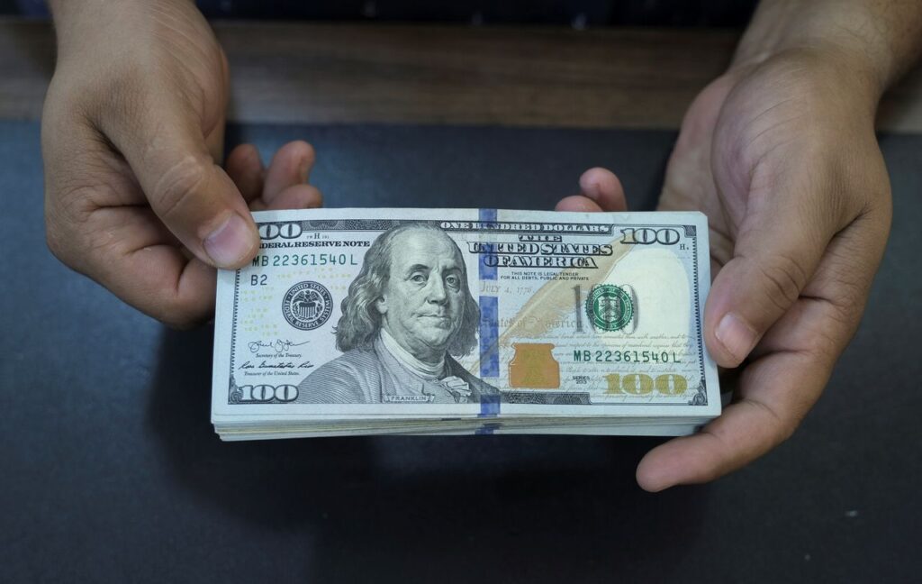 تحت المجهر| انخفاض مفاجئ في سعر الدولار اليوم 4 فبراير يفتح باب التساؤلات