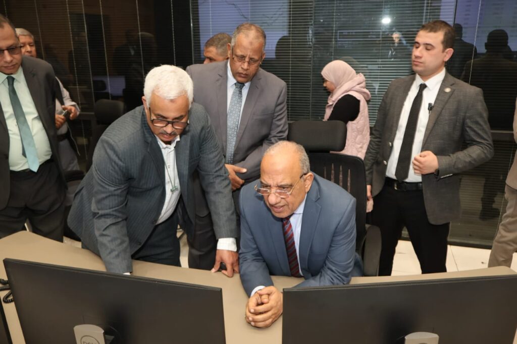 وزير الكهرباء في جولة داخل المركز القومي للتحكم في الطاقة لمتابعة سير العمل في رمضان