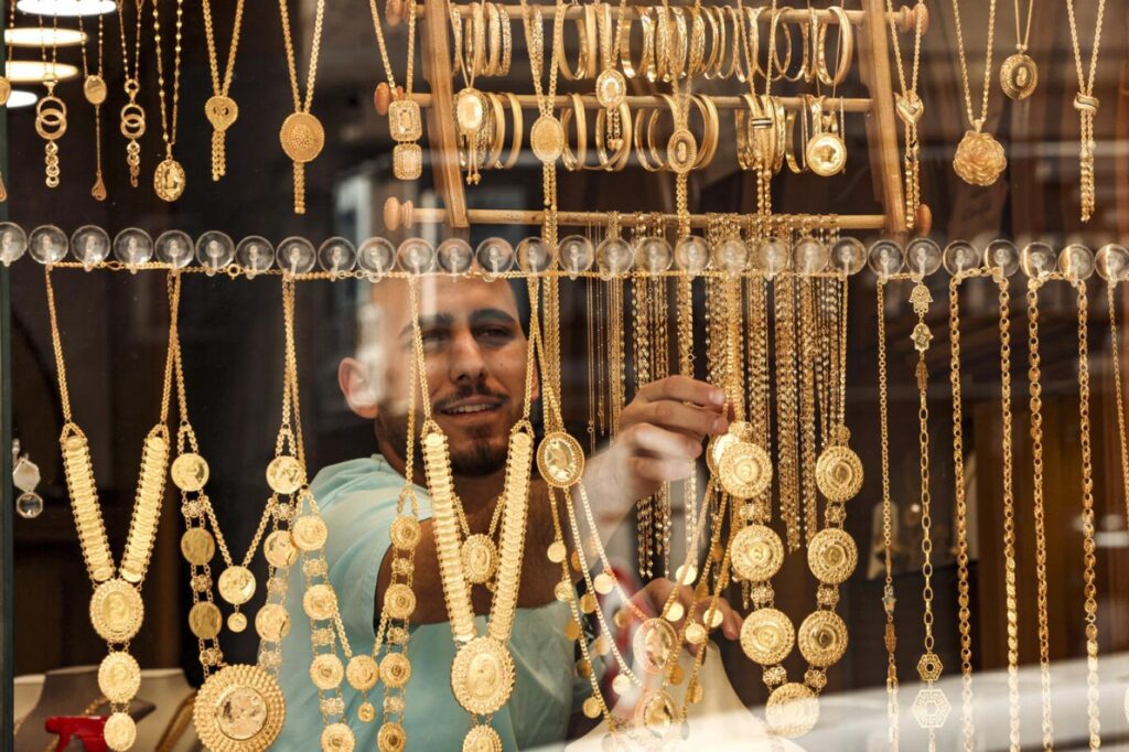 مفاجآت في الأعيرة بالمنتصف.. أسعار الذهب اليوم 14 أبريل للمستهلك