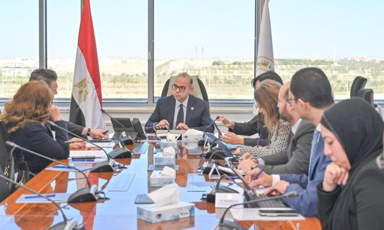 مباحثات مكثفة بين وزير الاستثمار والبنك الأوروبي للتوسع في مجالات التعاون المشترك