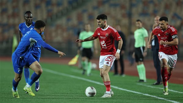 الأهلي يهزم سموحة بثنائية ويواصل مطاردة صدارة الدوري