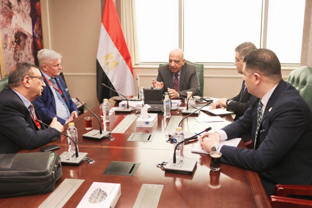 التعاون بمجالات توطين صناعة مواسير وأنابيب الضغط| مباحثات وزير الكهرباء ومسئولي باوكو الألمانية