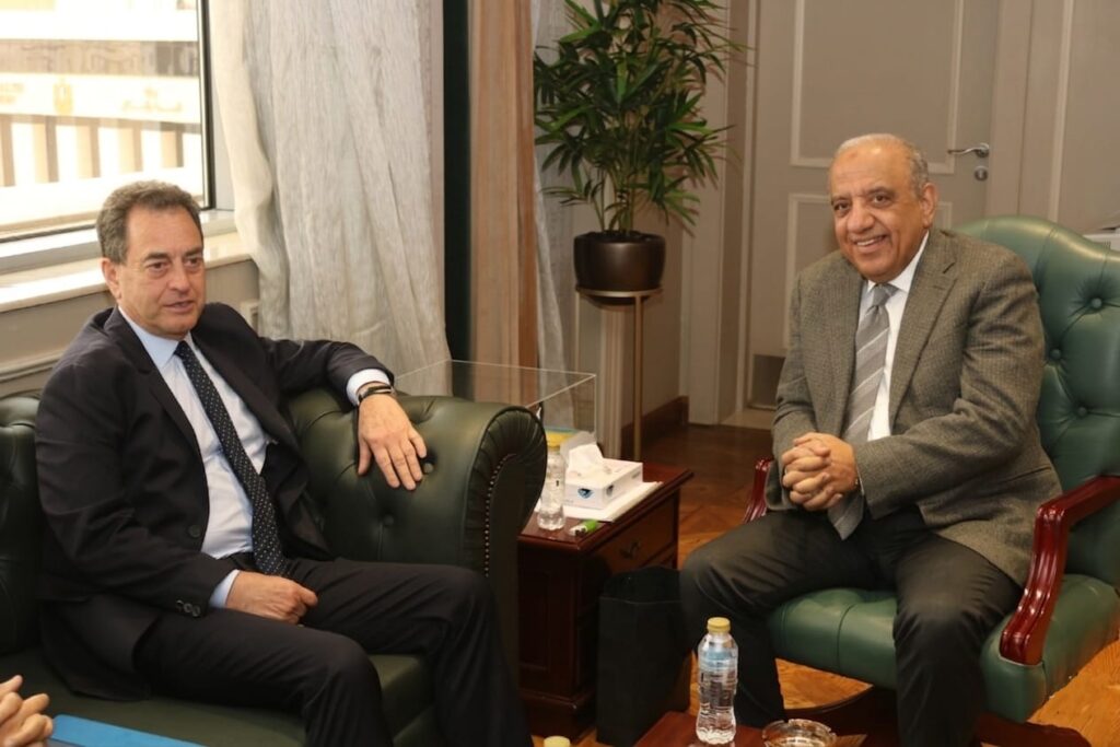 مباحثات مكثفة بين وزير الكهرباء والسفير الفرنسي لتعزيز فرص الشراكة بمجالات الطاقات المتجددة