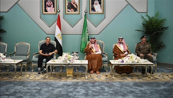 رئيس الوزراء يتجه إلى القاهرة بعد زيارة المدينة المنورة والمسجد النبوي