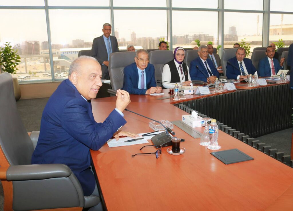 وزير الكهرباء يوجه برفع درجة الاستعداد لمجابهة ارتفاع الأحمال وزيادة الاستهلاك