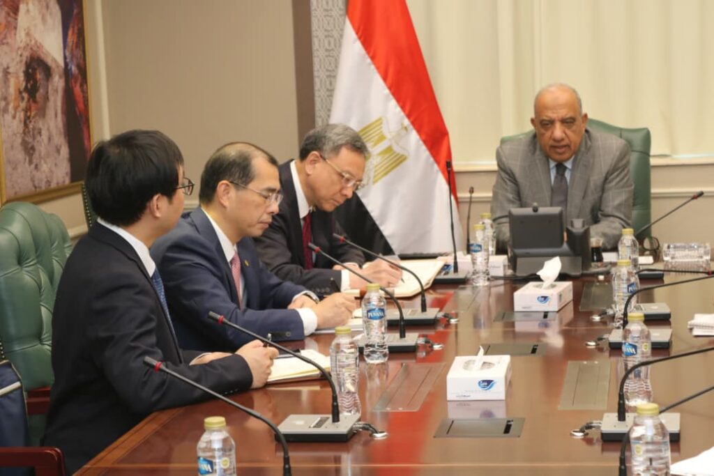 بطاريات التخزين ودمج المتجددة على طاولة المباحثات بين وزير الكهرباء والمؤسسات الصينية المتخصصة