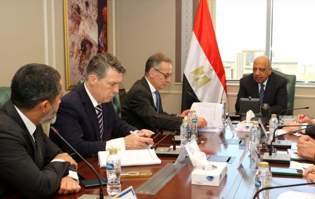 وزير الكهرباء يبحث مع وفد البنك الأوروبي لإعادة الإعمار تعزيز الشراكة والتعاون