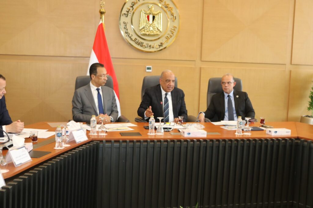 وزراء الكهرباء والاتصالات والاستثمار يبحثون توطين صناعة مراكز البيانات والاعتماد على الطاقة المتجددة